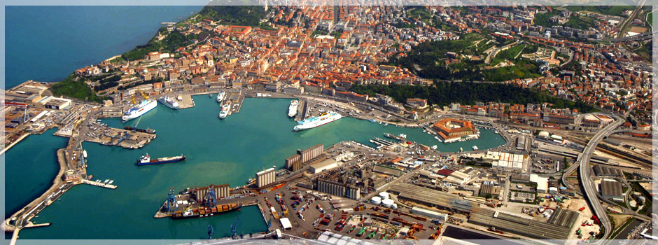porto di Ancona partenza traghetto per l'Albania Adria Ferries